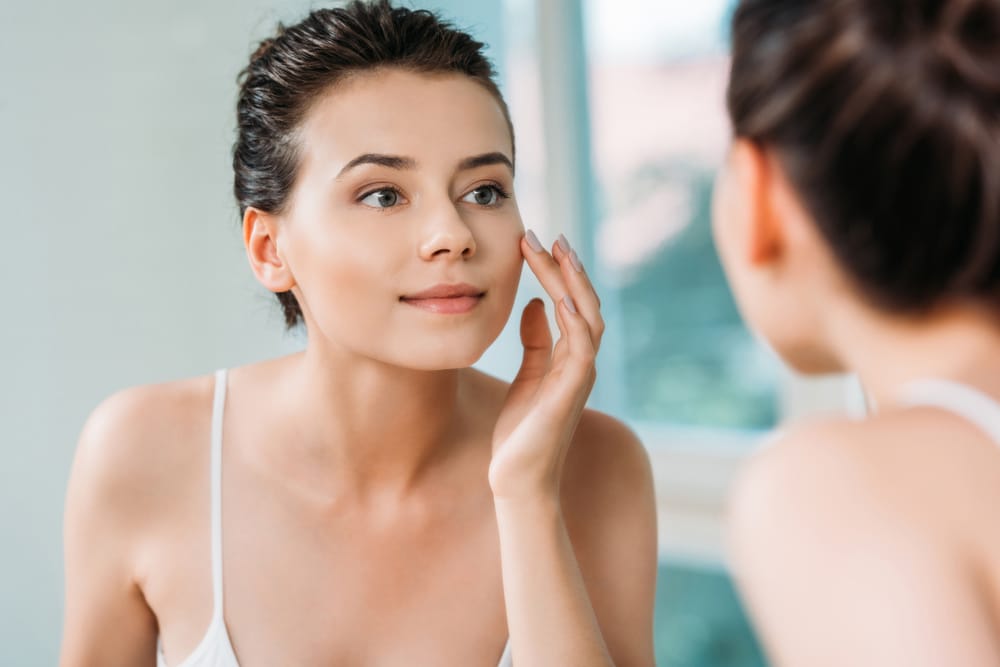 La mayoría de las cicatrices nunca desaparecerán por completo, pero hay formas de reducir su visibilidad con la ayuda de un cirujano plástico o dermatólogo capacitado.