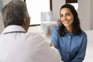 A surgeon consultation helps patients discuss facelift goals, expectations, and individualized treatment options before surgery.